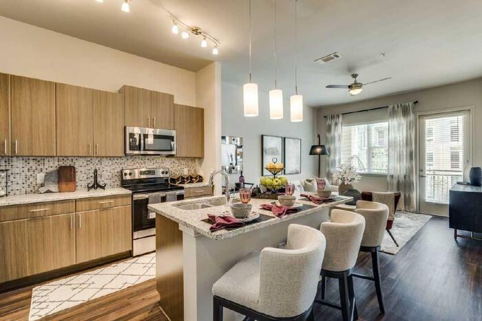 801 Lake Carolyn Pkwy #B1 - Photo 7 of 10