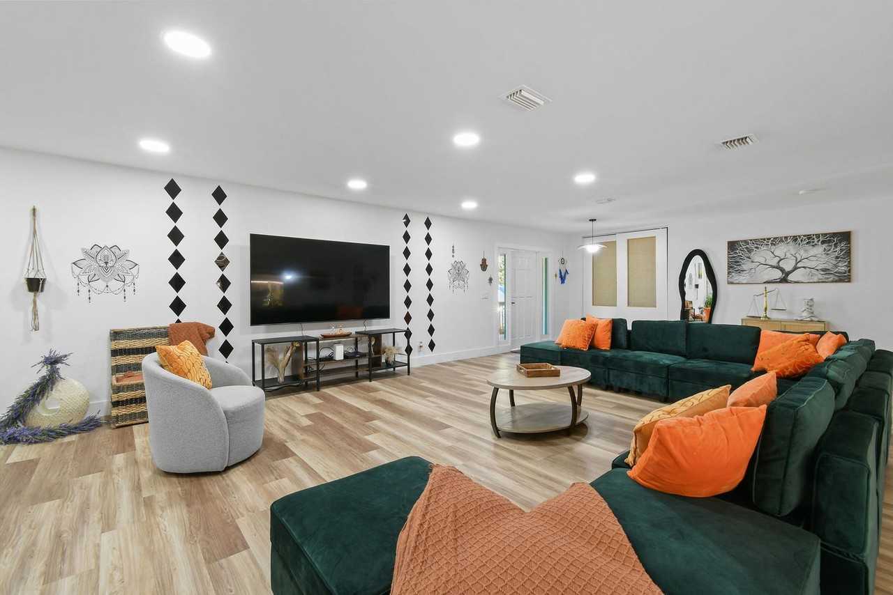 13014 46th Court North - Photo 3 of 100