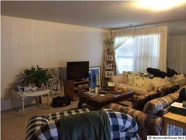 1093 Roseberry Ct - Photo 3 of 6