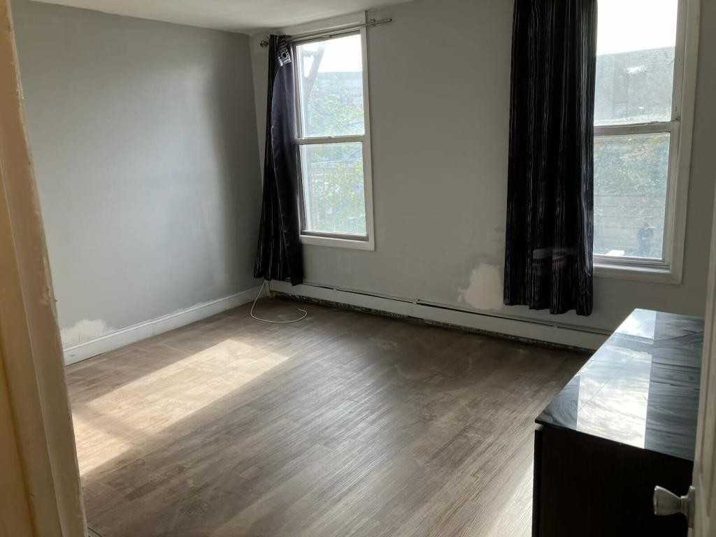 1372 Zerega Ave - Photo 2 of 5