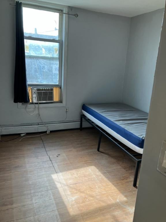 1372 Zerega Ave - Photo 4 of 5