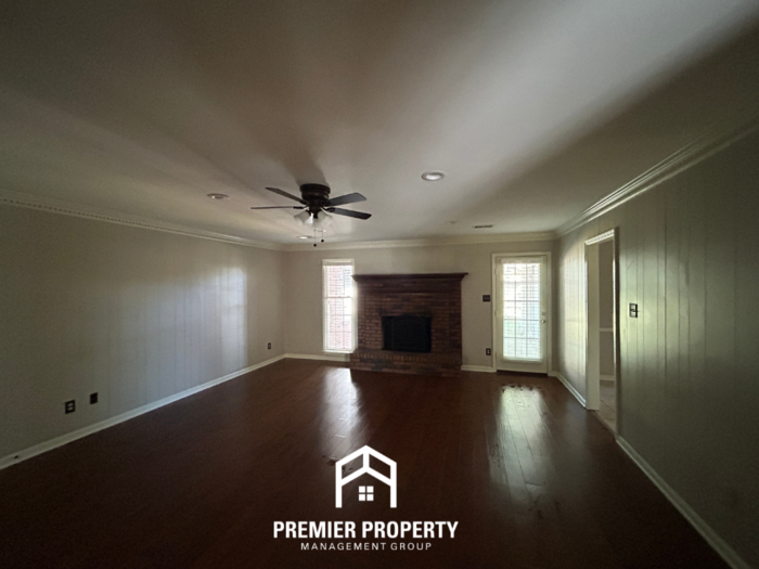 586 Lancelot Ln - Photo 4 of 39