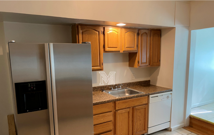 799 N Glover St - Photo 5 of 11