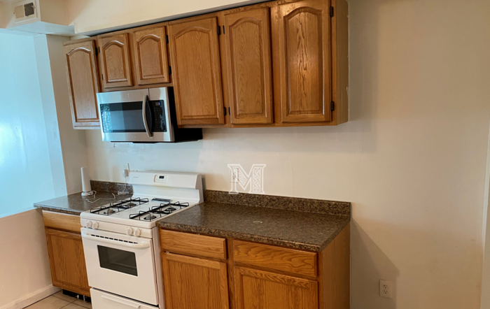 799 N Glover St - Photo 6 of 11