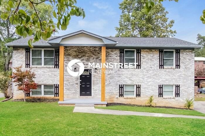 2823 Ithaca Drive Northeast - Photo 4 of 17