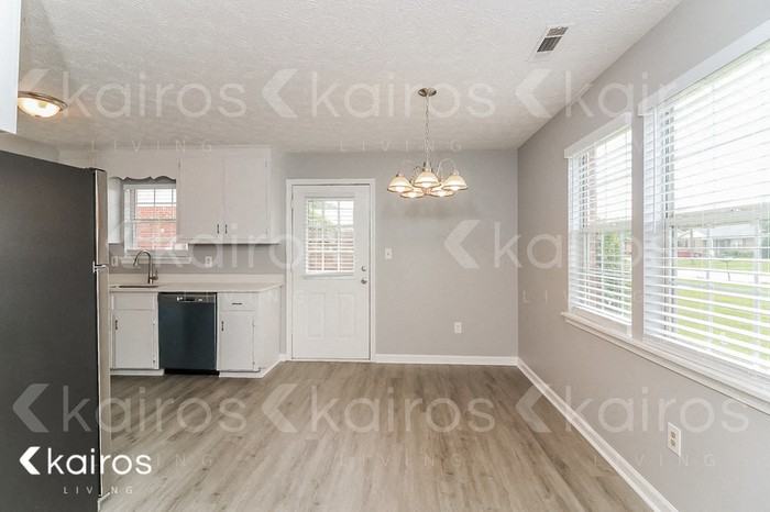 210 Deer Parkway - Photo 5 of 16