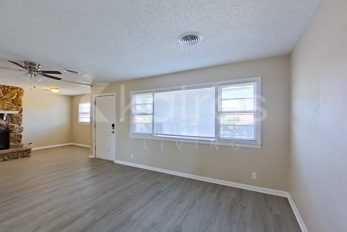 1509 Bell St - Photo 4 of 21