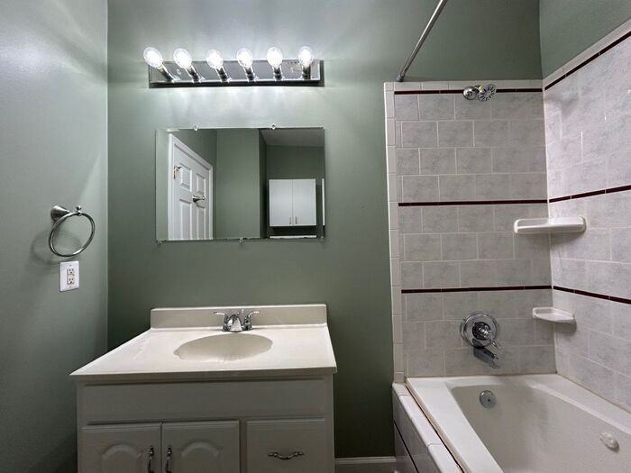 499 Hazlett Ave #B - Photo 4 of 9