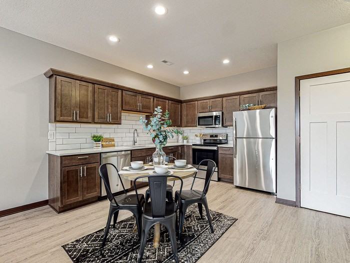 1033 Nw Shriver Blvd - Photo 2 of 10