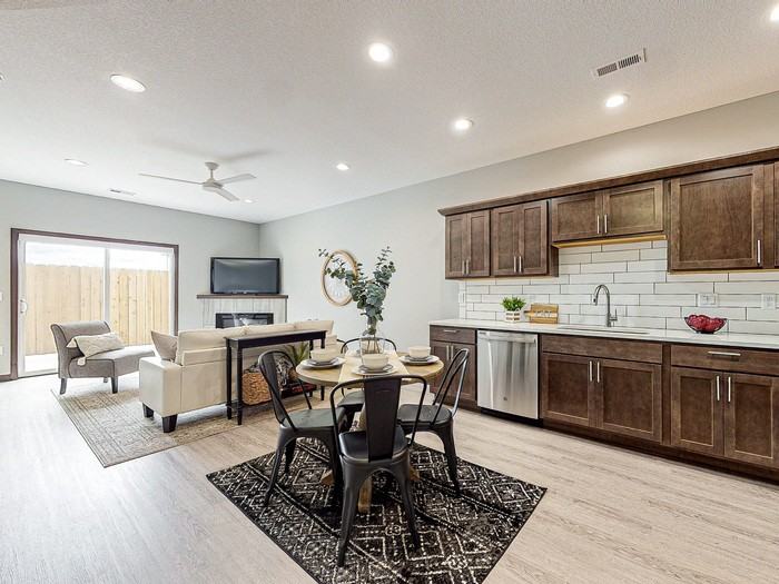 1033 Nw Shriver Blvd - Photo 3 of 10