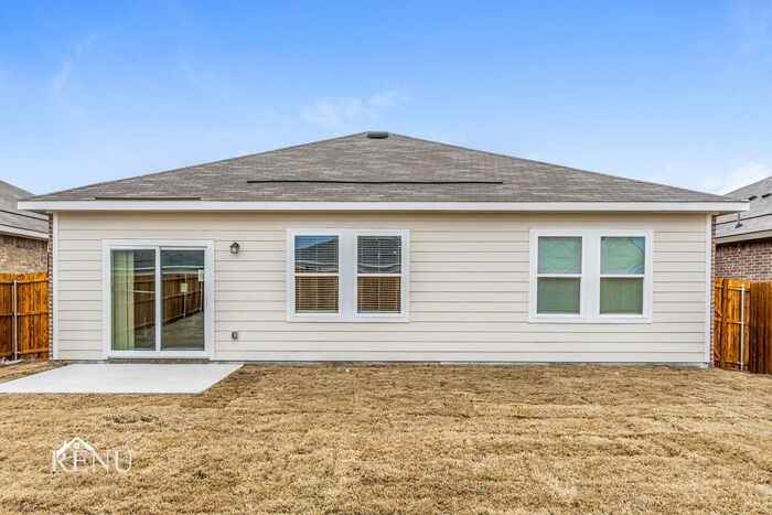 470 London Dr #470LD - Photo 3 of 38