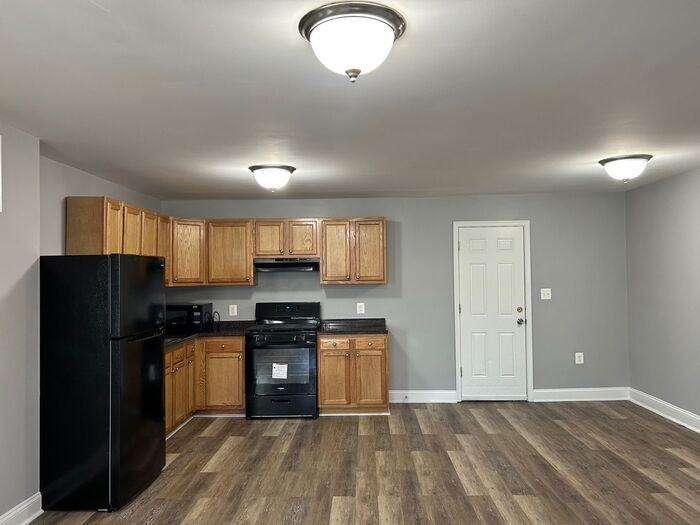 2799 Pelham Ave - Photo 2 of 10