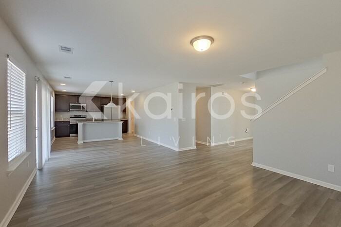 102 Colonial Way - Photo 4 of 30