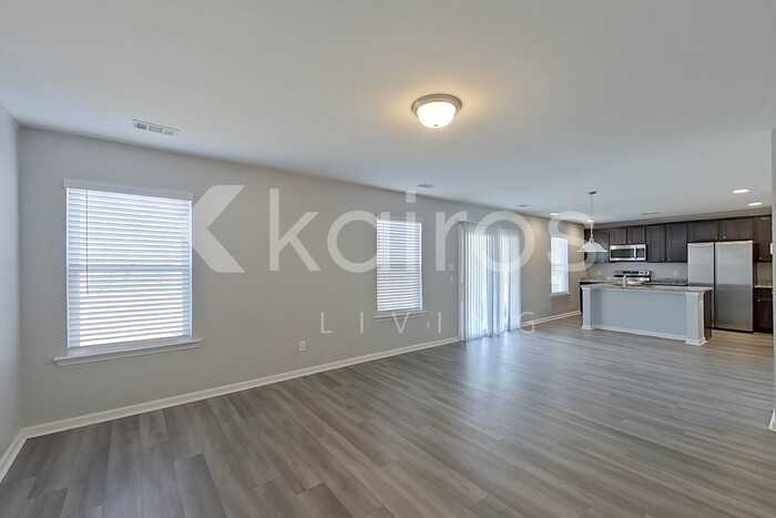 102 Colonial Way - Photo 2 of 30