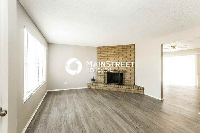 6413 W Mission Ln - Photo 3 of 17