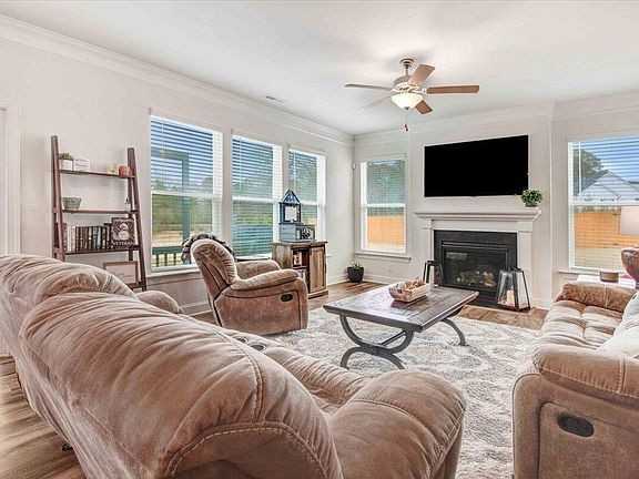 130 Daniel Farm Dr - Photo 3 of 6