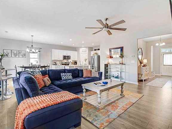 142 Jade St - Photo 2 of 5