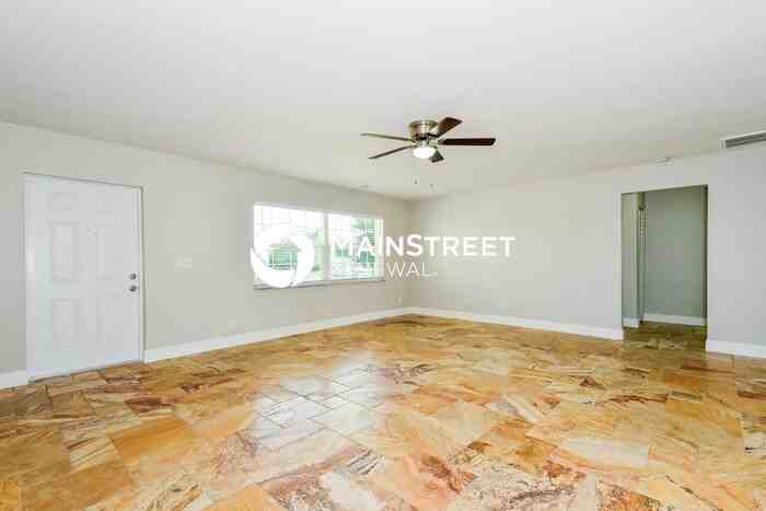 1326 Southwest 10th Place - Photo 3 of 16