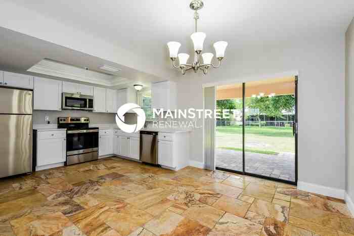 1326 Southwest 10th Place - Photo 6 of 16