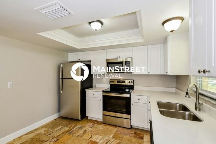 1326 Southwest 10th Place - Photo 7 of 16