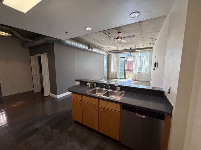 115 W Peachtree Pl Nw #418 - Photo 2 of 20