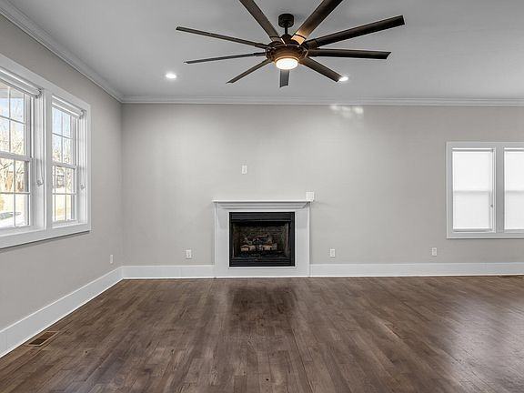 107 Bond St - Photo 3 of 5