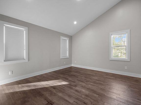 107 Bond St - Photo 4 of 5