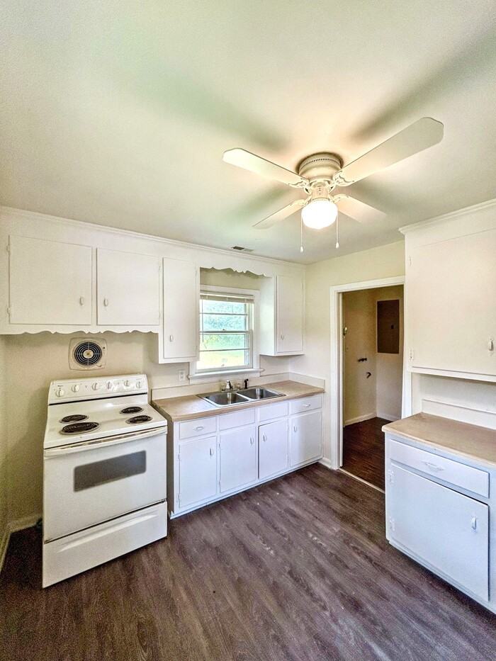 921 Faye St - Photo 2 of 19