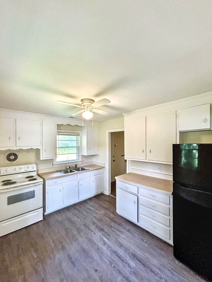 921 Faye St - Photo 3 of 19