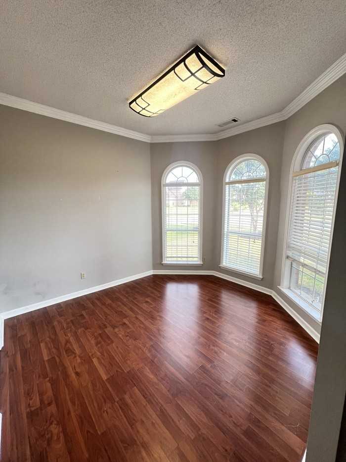 7118 Kingsland Dr - Photo 3 of 21