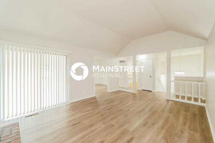 1018 Silver Lake Drive - Photo 4 of 16