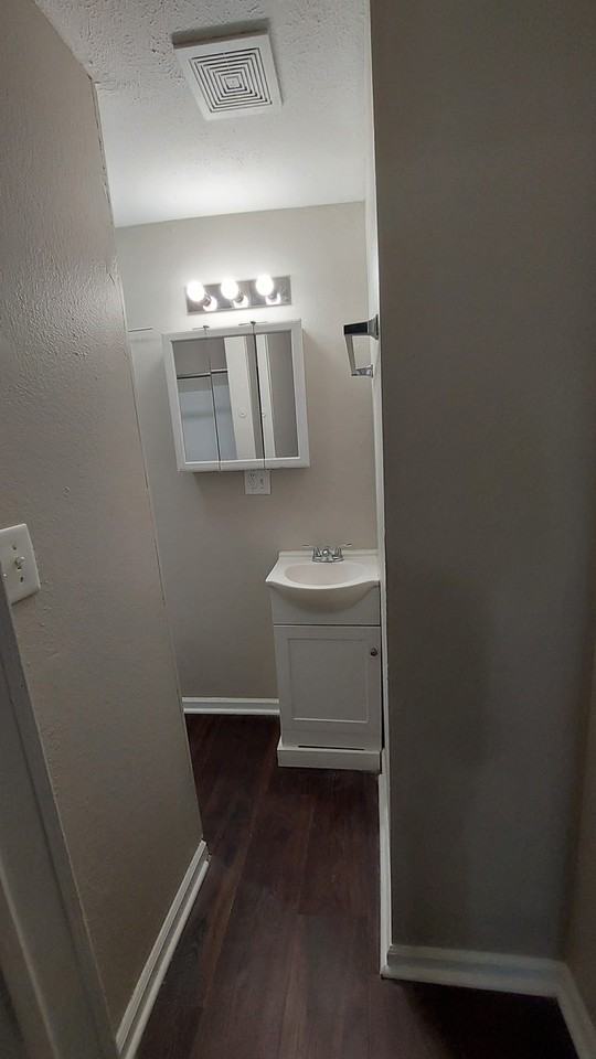 1058 West 31st Street - Photo 5 of 14