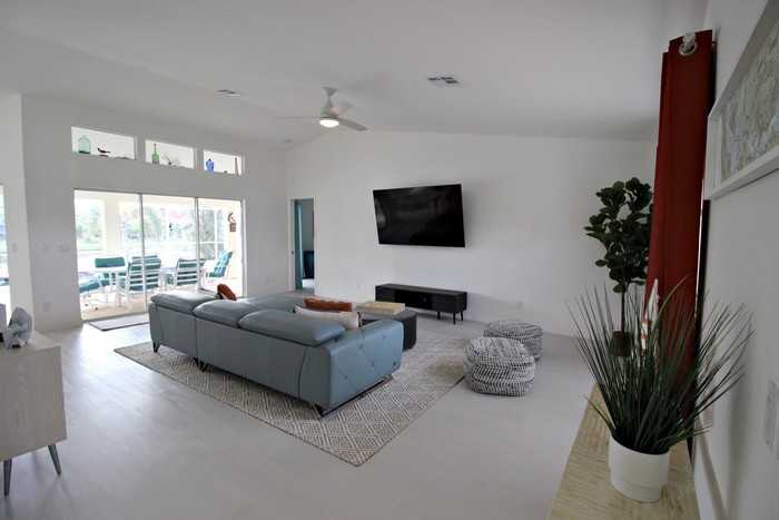 138 Se 20th St - Photo 2 of 10