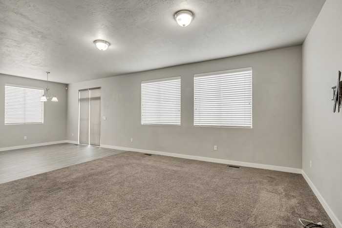 258 W Willow Creek Dr - Photo 3 of 21