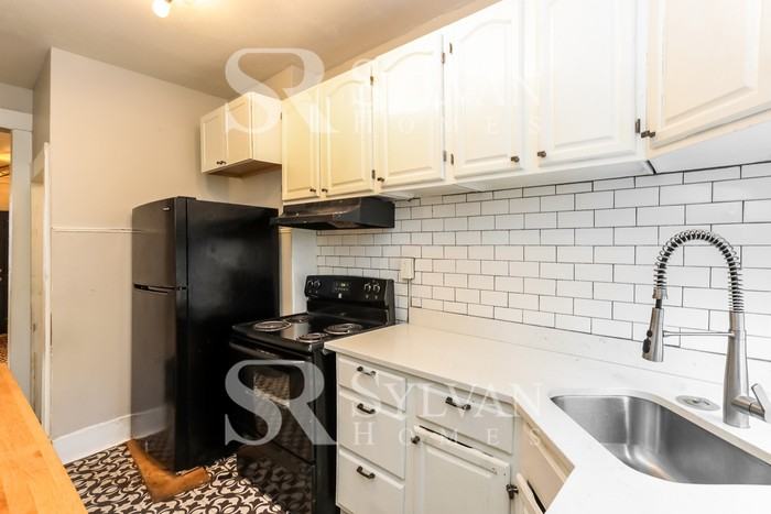 780 Linnard St - Photo 6 of 15