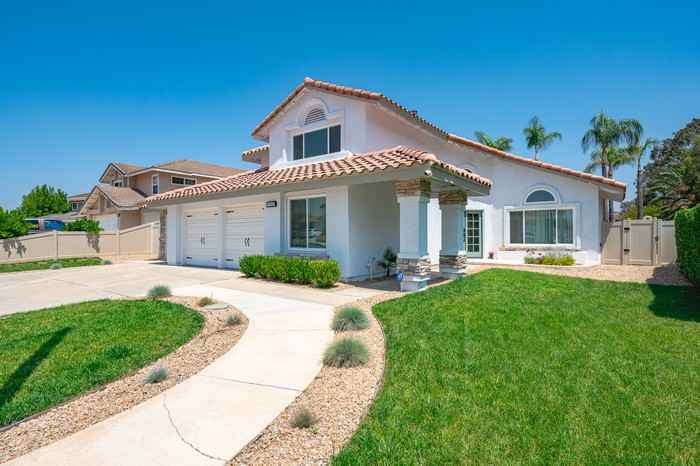 17447 Crestlake Ln - Photo 3 of 50