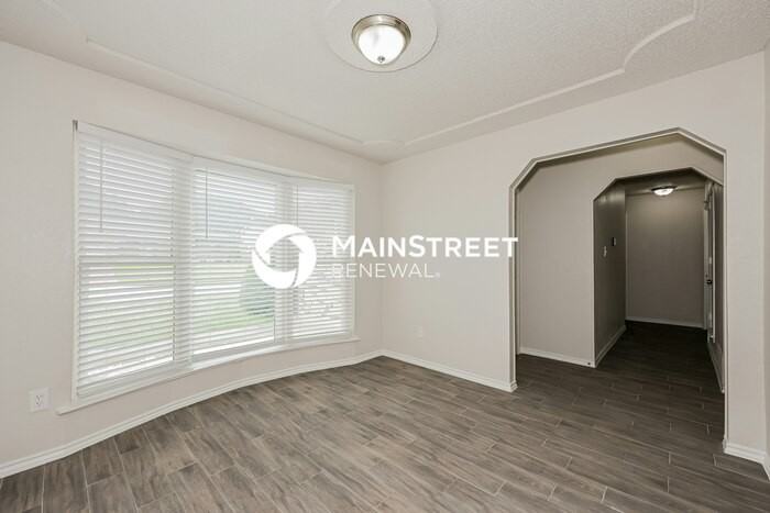 620 Huntwich Dr - Photo 5 of 17