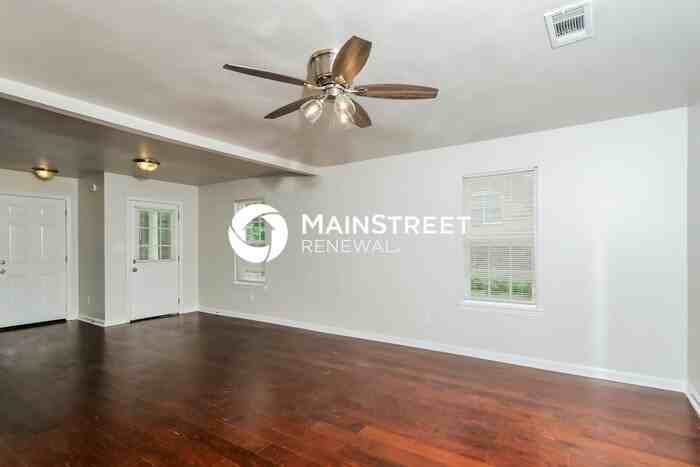 6923 Parkbrook Ln - Photo 4 of 18