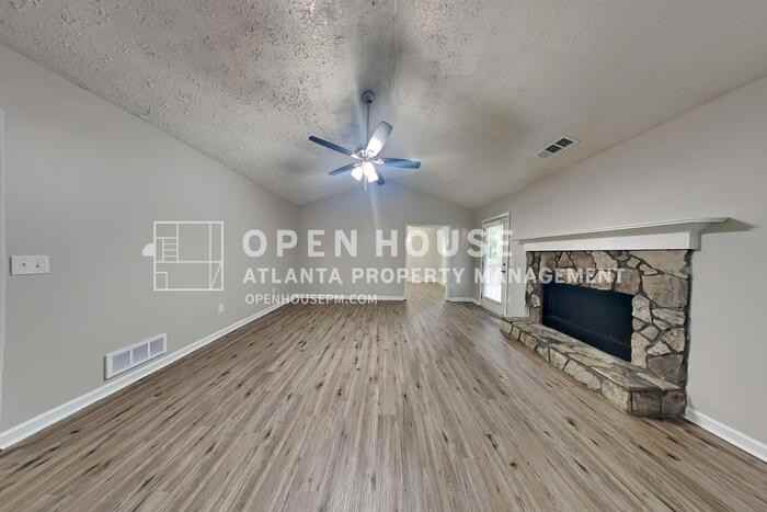 3013 Rockview Dr - Photo 5 of 22