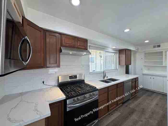 1020 W Avenue J14 - Photo 3 of 12