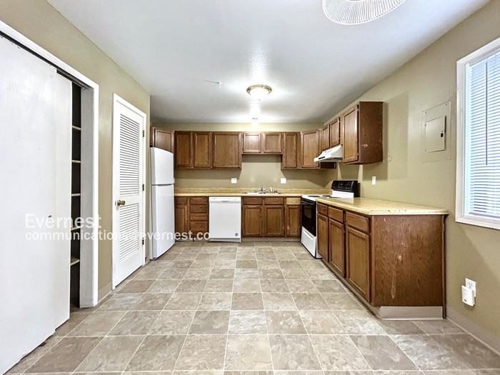 1185 Mazatlan Cir #B - Photo 6 of 28