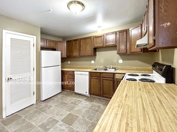 1185 Mazatlan Cir #B - Photo 7 of 28