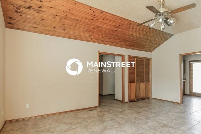 10616 S Blackwelder Ave - Photo 2 of 16