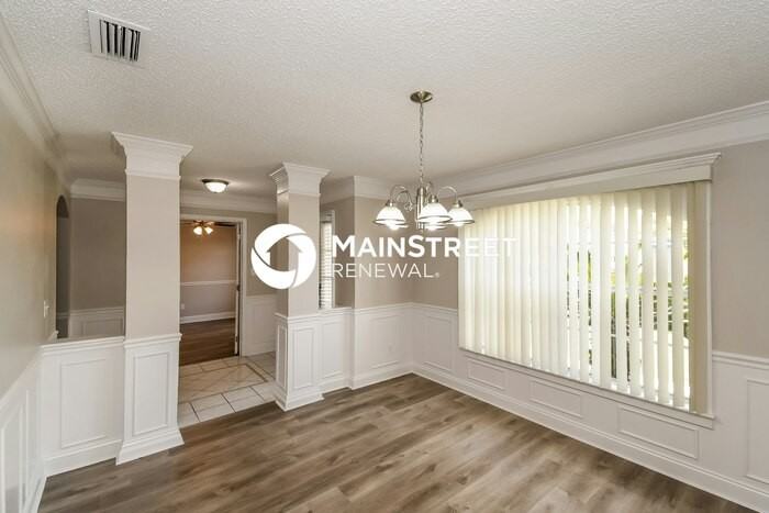 576 Thornberry Rd - Photo 4 of 16