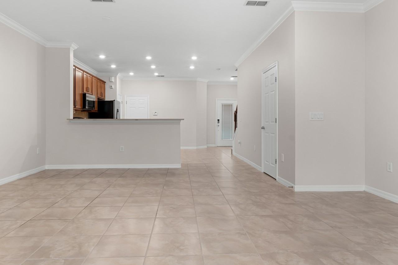 3869 Plainview Dr #1 - Photo 5 of 33