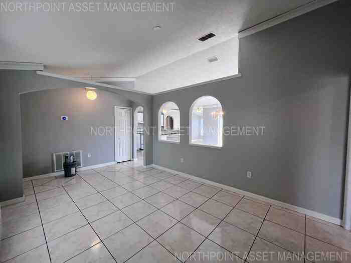 220 Canterbury Court - Photo 5 of 28