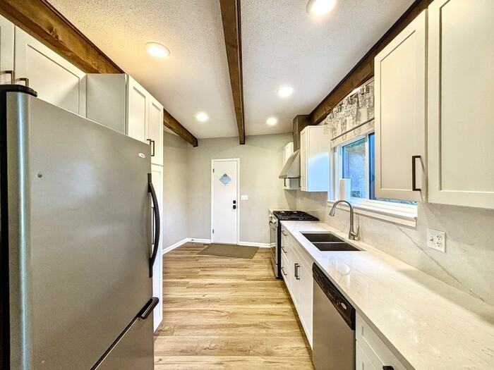 5709 Vincent Rd - Photo 5 of 40