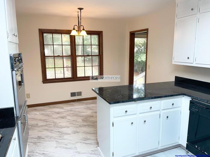 126 Weatherstone Pkwy - Photo 6 of 33