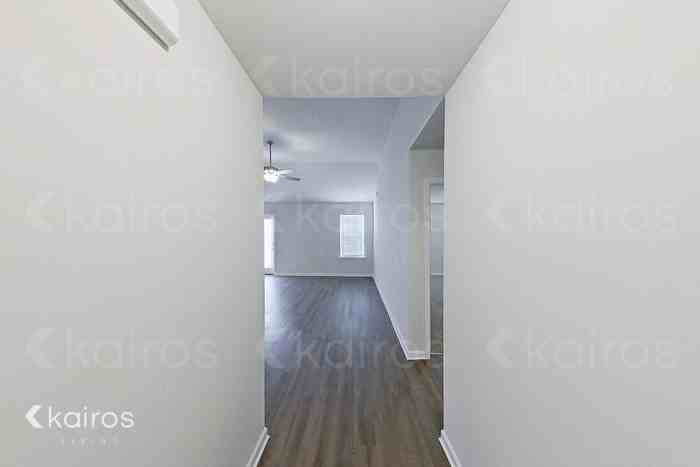 205 Redwood Ct - Photo 2 of 14