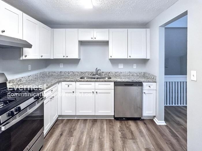 5262 Martins Crossing Road - Photo 3 of 24